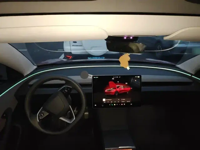 Tesla Model 3 — Фото автомобиля 5