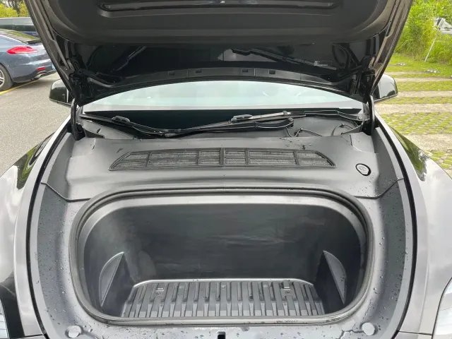 Tesla Model Y — Фото автомобиля 11