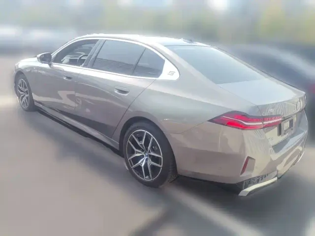 BMW i5 — Фото автомобиля 6
