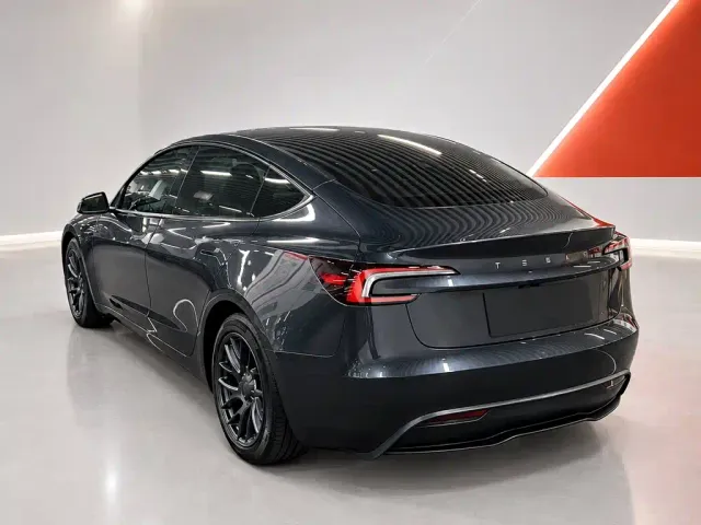 Tesla Model 3 — Фото автомобиля 4