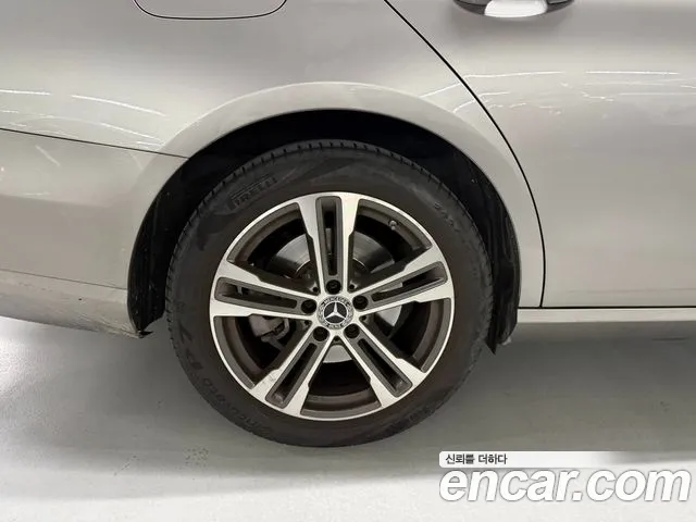 Mercedes-Benz E-Class — Фото автомобиля 5