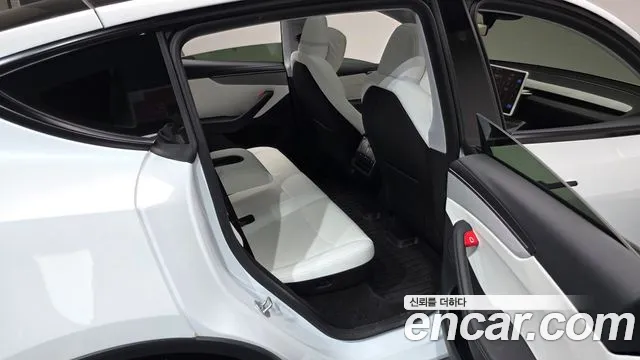 Tesla Model Y — Фото автомобиля 12