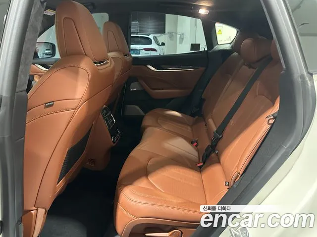Maserati Levante — Фото автомобиля 12