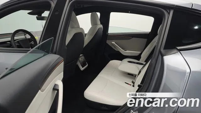 Tesla Model Y — Фото автомобиля 18
