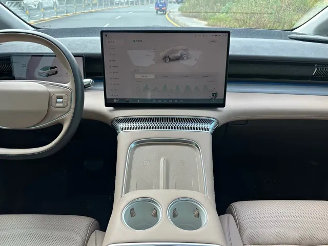 Xpeng X9 — Фото автомобиля 10