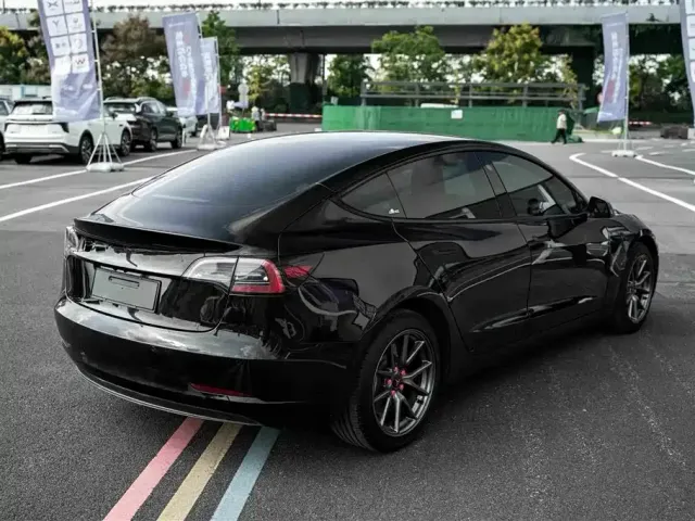 Tesla Model 3 — Фото автомобиля 8