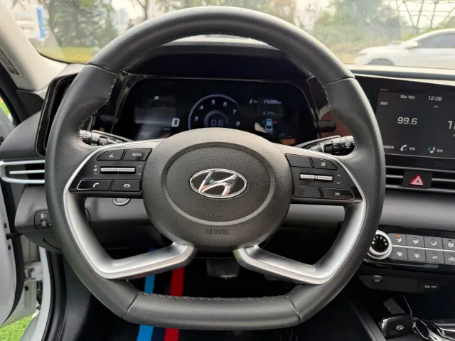 Hyundai Elantra — Фото автомобиля 14