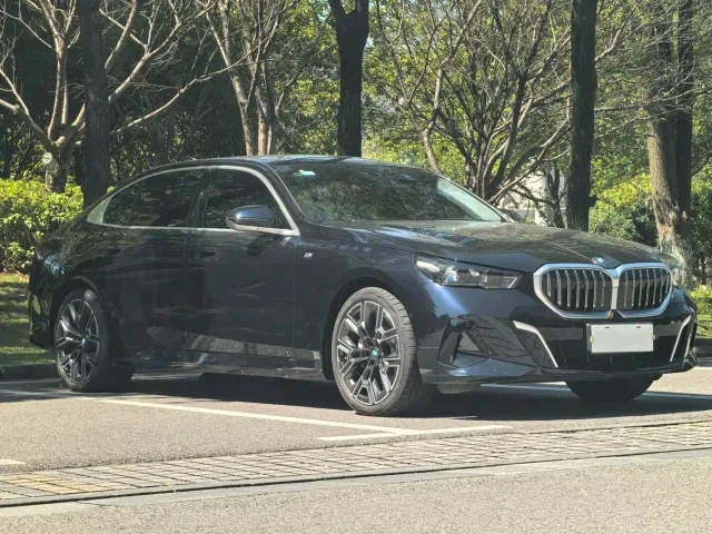BMW 5 Series — Фото автомобиля 3