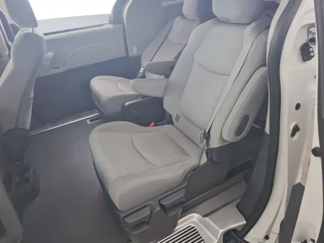 Toyota Sienna — Фото автомобиля 16