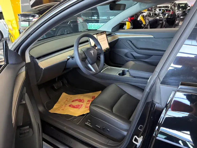 Tesla Model 3 — Фото автомобиля 12