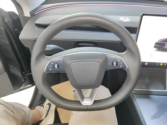Tesla Model Y — Фото автомобиля 10