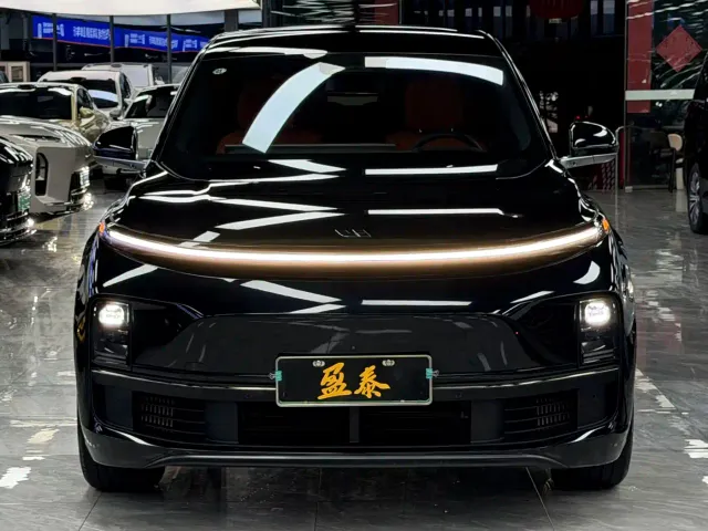 Li Auto L8 — Фото автомобиля 2