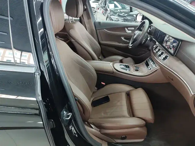 Mercedes-Benz E-Class — Фото автомобиля 24