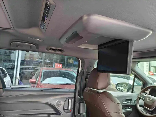 Toyota Sienna — Фото автомобиля 7