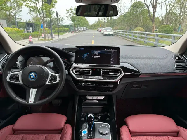 BMW iX3 — Фото автомобиля 18