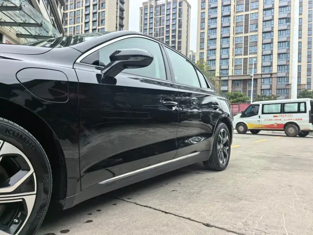 Hongqi E-QM5 — Фото автомобиля 6