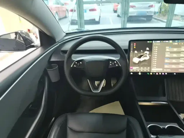 Tesla Model 3 — Фото автомобиля 10
