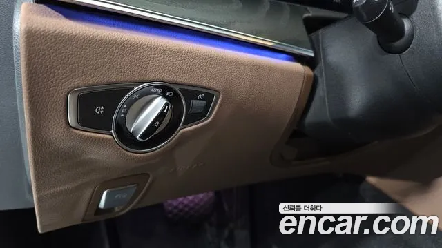 Mercedes-Benz E-Class — Фото автомобиля 20