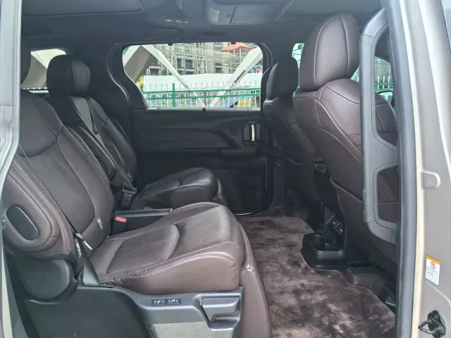 Toyota Sienna — Фото автомобиля 12