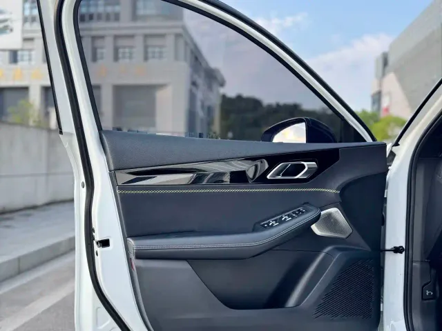 Lynk & Co 03 — Фото автомобиля 11