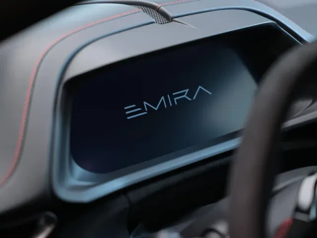 Lotus Emira — Фото автомобиля 3