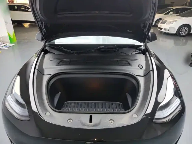 Tesla Model Y — Фото автомобиля 19
