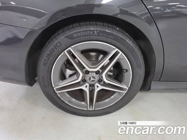 Mercedes-Benz E-Class — Фото автомобиля 5