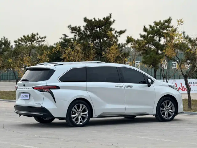 Toyota Sienna — Фото автомобиля 29
