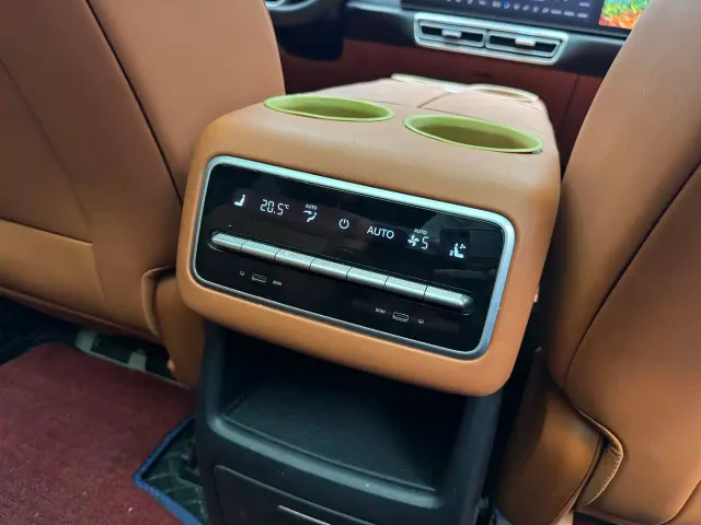 Li Auto L8 — Фото автомобиля 10