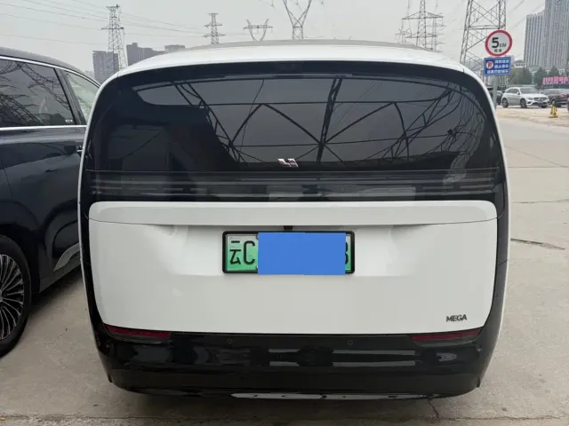 Li Auto MEGA — Фото автомобиля 17