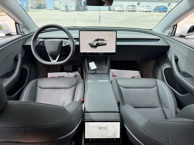 Tesla Model 3 — Фото автомобиля 9