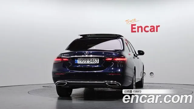 Mercedes-Benz E-Class — Фото автомобиля 4
