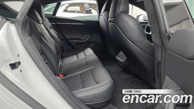 Tesla Model S — Фото автомобиля 17