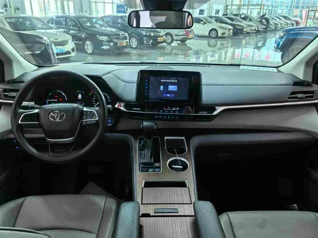 Toyota Sienna — Фото автомобиля 4