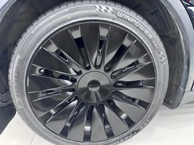 Tesla Model Y — Фото автомобиля 16
