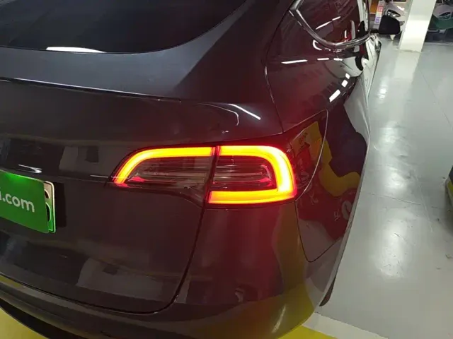 Tesla Model Y — Фото автомобиля 7