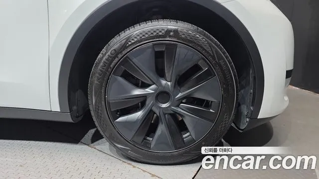 Tesla Model Y — Фото автомобиля 21