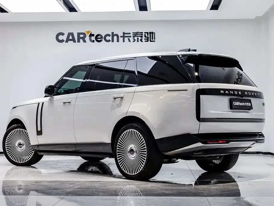 Land Rover Range Rover 2023 3.0 L6 400PS Golden Age 7-Seater Long Wheelbase — Фото автомобиля 4