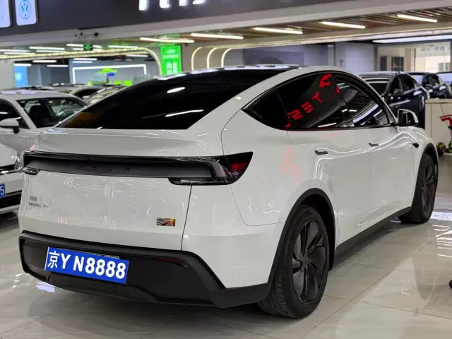 Tesla Model Y — Фото автомобиля 11