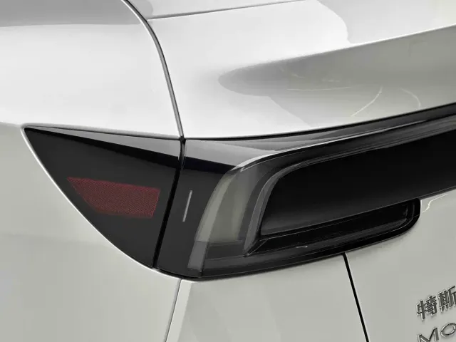 Tesla Model Y — Фото автомобиля 18