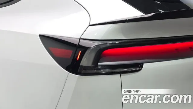 Tesla Model Y — Фото автомобиля 8