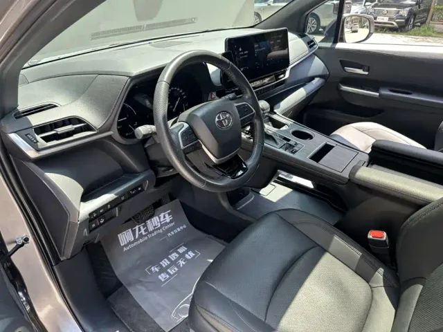 Toyota Sienna — Фото автомобиля 12