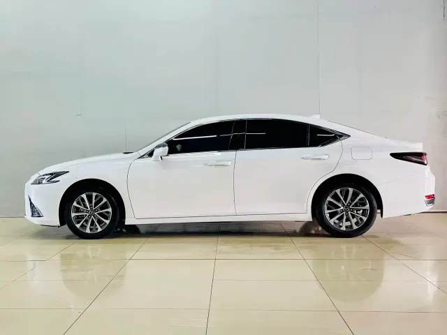 Lexus ES — Фото автомобиля 3