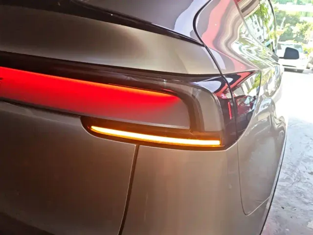 Tesla Model Y L — Фото автомобиля 7