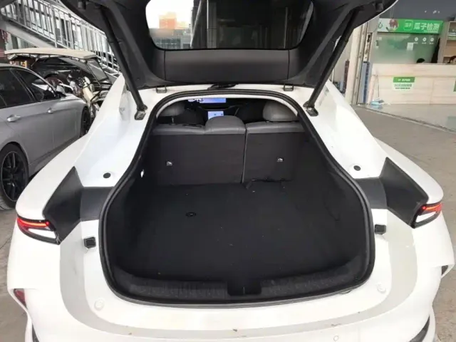 IM Motors L6 — Фото автомобиля 18