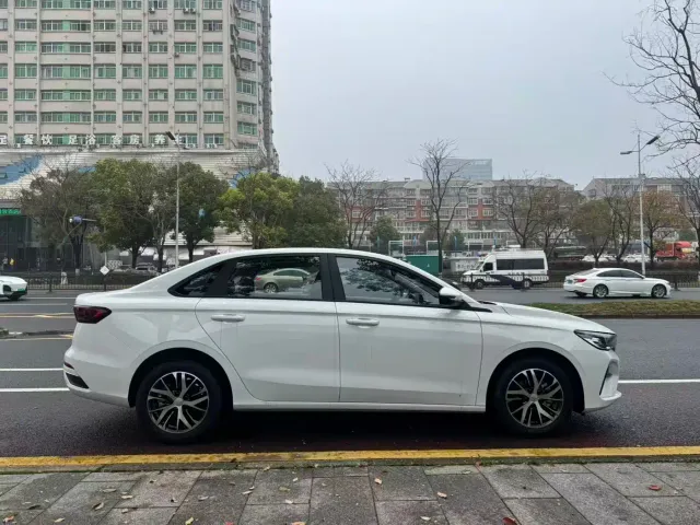 Geely Emgrand — Фото автомобиля 4