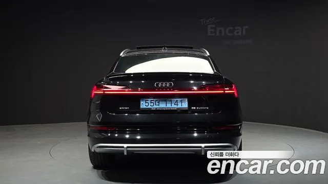 Audi e-tron — Фото автомобиля 4