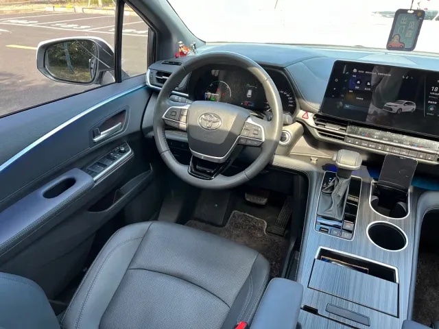 Toyota Sienna — Фото автомобиля 9
