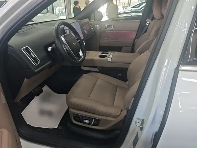 Li Auto L8 — Фото автомобиля 14