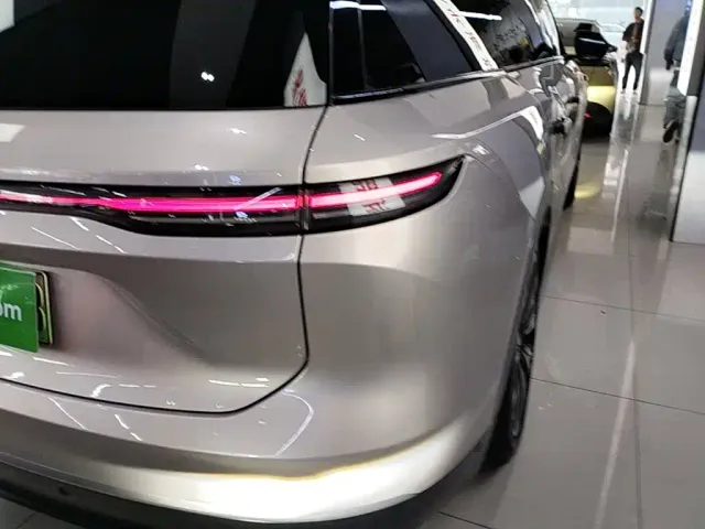 Nio ES8 — Фото автомобиля 7